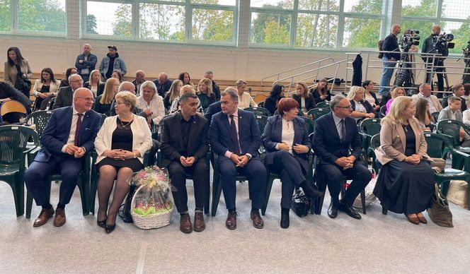 Pierwsza Dama uczciła z uczniami 100 lat od nadania imienia Stefana Batorego Szkole Podstawowej w Liwie