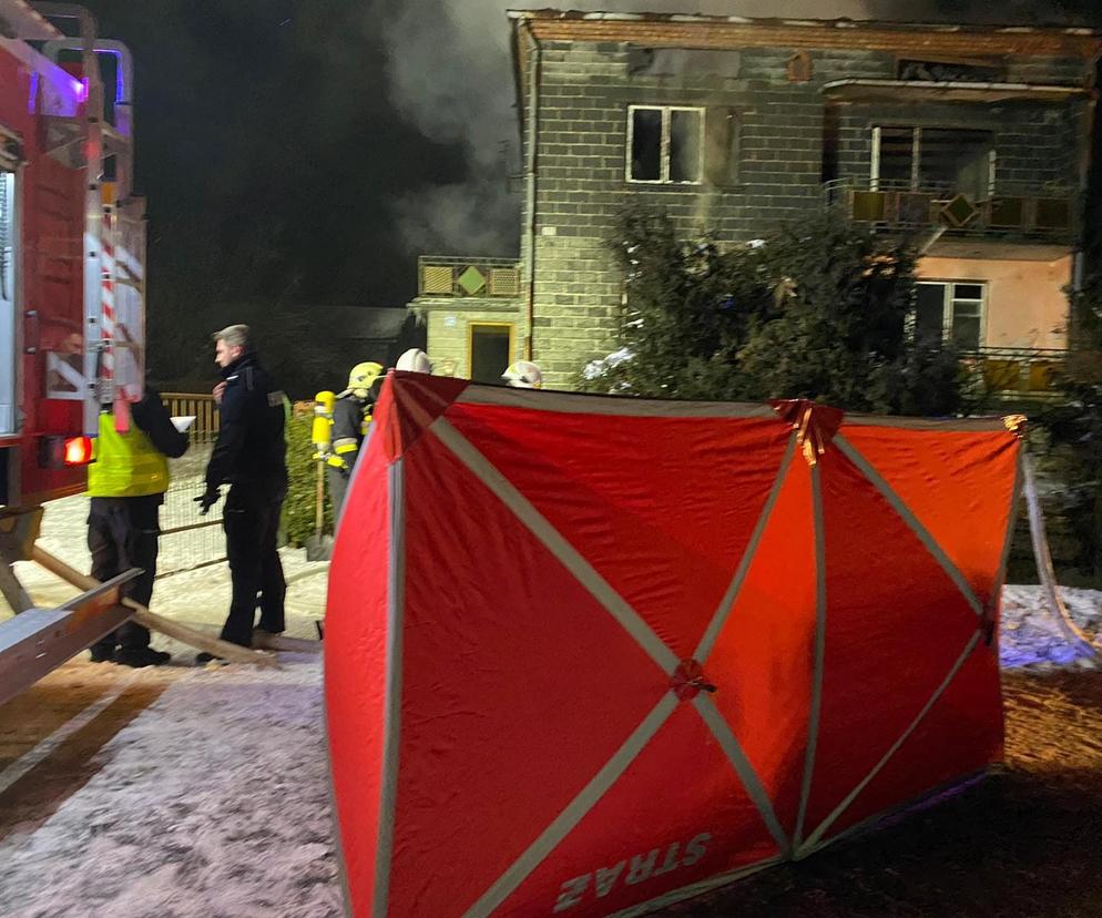 Tragiczny pożar pod Olkuszem. Nie żyje mężczyzna wyniesiony z płonącego domu