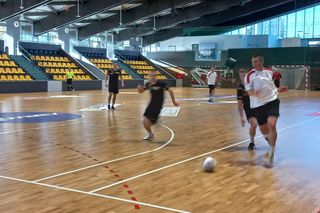 Na co dzień ratują, a dziś grają. Strażacka rywalizacja na parkiecie w Lesznie