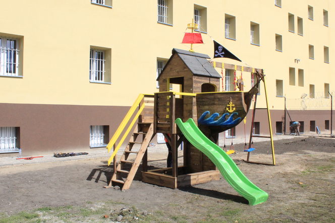 Więźniowie z Zakładu Karnego w Rawiczu zbudowali plac zabaw. Nie dla siebie