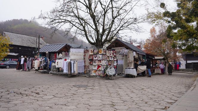 Mglisty Kazimierz Dolny w obiektywie. Miasteczko nad Wisłą przyciąga turystów nawet późną jesienią