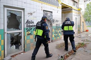 Interwencja Straży Miejskiej na Pradze-Południe. Funkcjonariusze profesjonalnie zajęli się osobą bezdomną, która potrzebowała pomocy