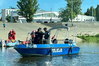 Działania służb na Wiśle w Toruniu. Straż, policja, strażnicy miejscy i grupa poszukiwawcza w akcji
