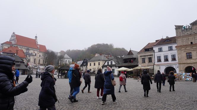 Mglisty Kazimierz Dolny w obiektywie. Miasteczko nad Wisłą przyciąga turystów nawet późną jesienią