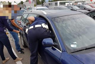 Bielsko-Biała. Poicjanci i świadkowie wybili szybę w aucie żeby uratować dziecko