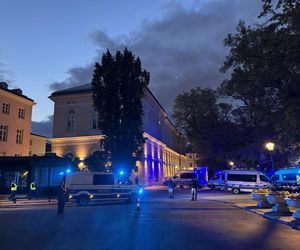 Uniwersytet Warszawski w żałobie. Przed budynkiem wystawiono zdjęcie zabitej 53-latki