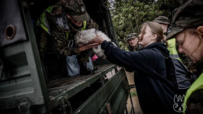 Wojsko Polskie pomaga ewakuować ludność z podtopionych terenów