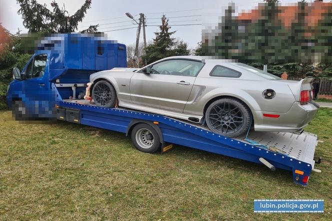 Skradziony Mercedes-Benz Sprinter i Ford Mustang