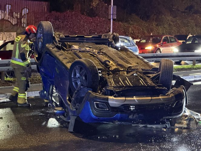 Auto rosyjskiej ambasady dachowało w Warszawie! Odłamki uszkodziły inne pojazdy