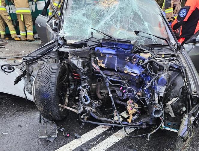 Kierowca audi wjechał w pojazd Żandarmerii Wojskowej. Droga była zablokowana kilka godzin [ZDJĘCIA]