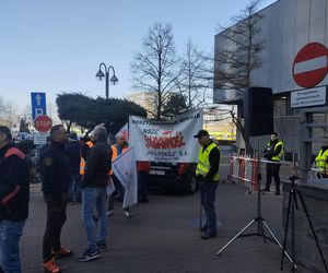 Protest hutników pod Węglokoksem w Katowicach. Co innego nam mówią, a co innego robią