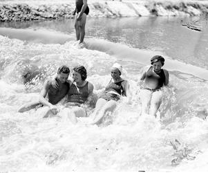 Plażowicze podczas kąpieli. Zdjęcie zrobione w 1930 roku 