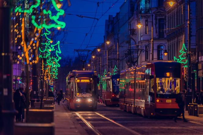 Magia świąt w czasie pandemii koronawirusa. Iluminacje świetlne na ulicy 3 Maja w Katowicach