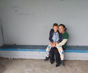 Dojazdy to koszmar. Siedzimy na dworcu drugą godzinę i modlimy się, by PKS przyjechał