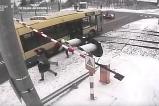 Autobus tarnowskiego MPK utknął na przejeździe kolejowym w Woli Rzędzińskiej. Pasażerowie uciekali w panice [WIDEO]