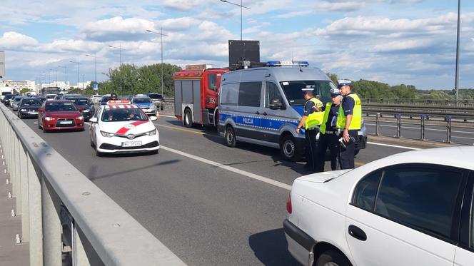 Karambol na moście Łazienkowskim. Trzy rozbite auta, jedna osoba ranna