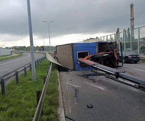 Kielce. Wypadek na ul. Grunwaldzkiej. Ciężarówka przewróciła się po zahaczeniu o wiadukt [ZDJĘCIA].