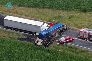 Cysterny roztrzaskały się na drodze. Jedna z ciężarówek runęła na bok!
