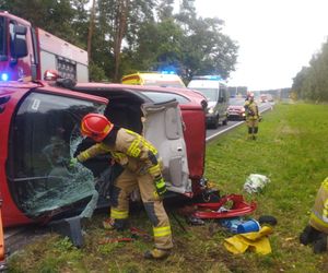 Starsze małżeństwo dachowało samochodem