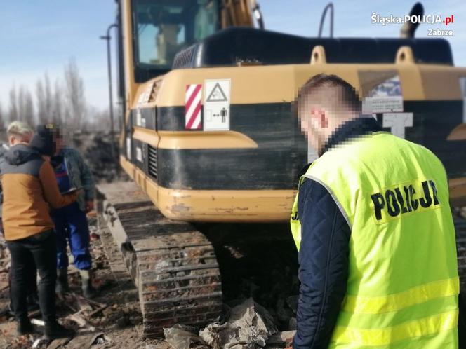 Nielegalne odpady w Zabrzu. Policjanci nakryli operatora koparki jak zasypuje je w ziemi [ZDJĘCIA]