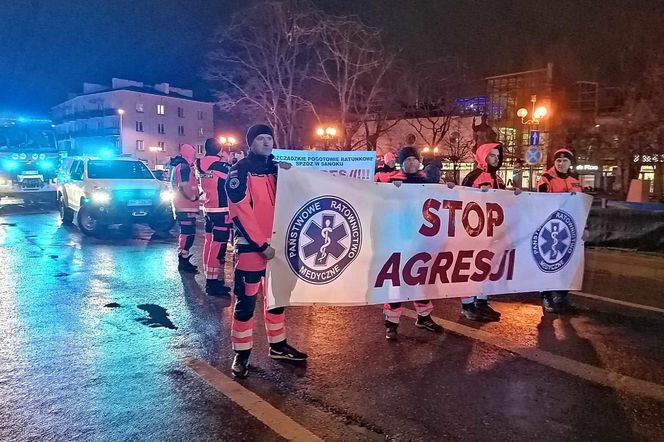 Siedlczanie wyrazili swój sprzeciw przeciwko agresji i wsparcie dla rodziny ratownika medycznego, który zginął w ataku nożownika