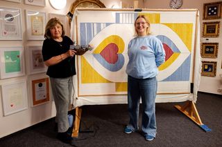 Wyjątkowy dywan trafił na aukcję WOŚP. Tkali go lekarze i Jurek Owsiak 