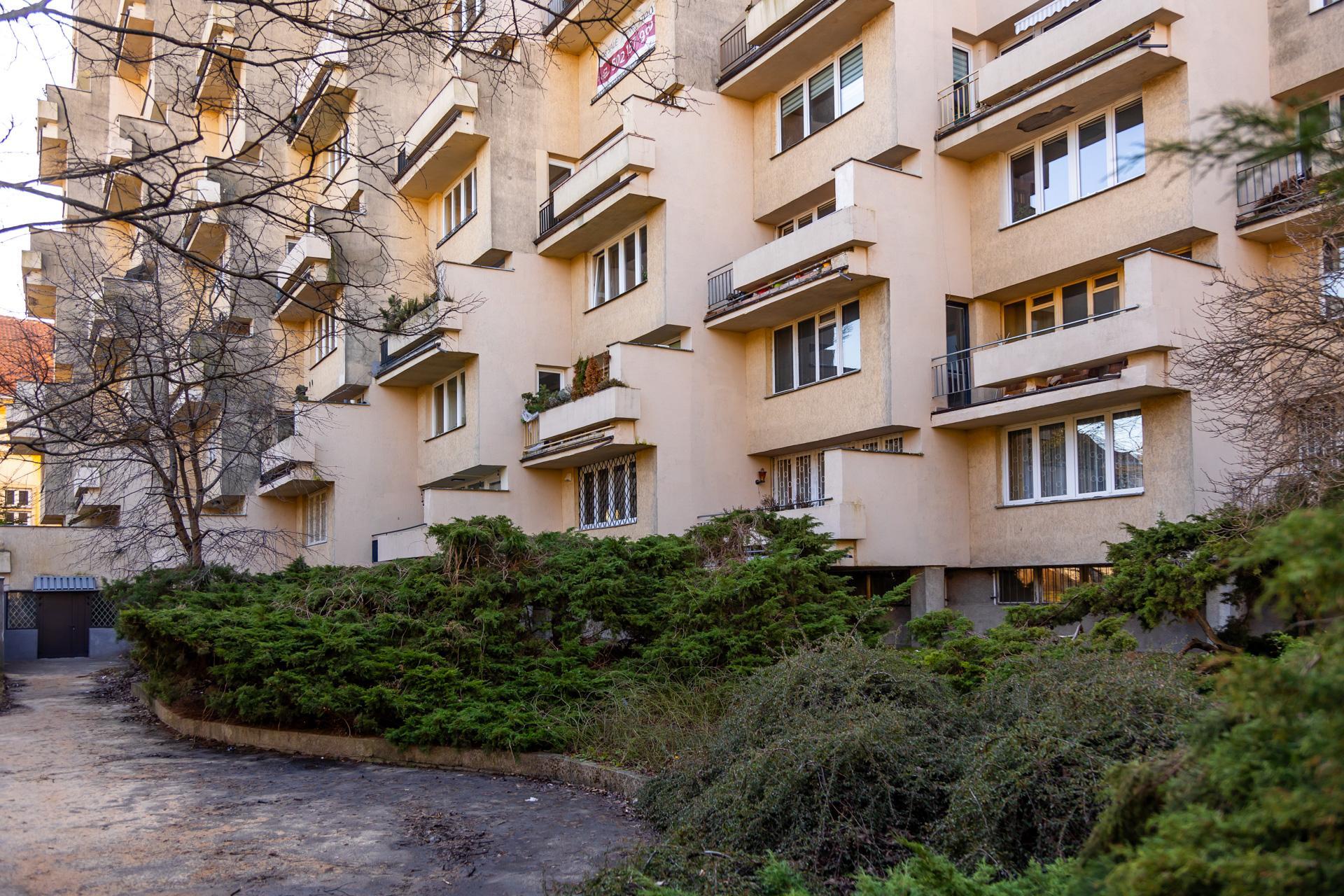 Blok PRL na ul. Koziej 9 - zobacz budynek, który z zmienia się wraz z punktem widzenia