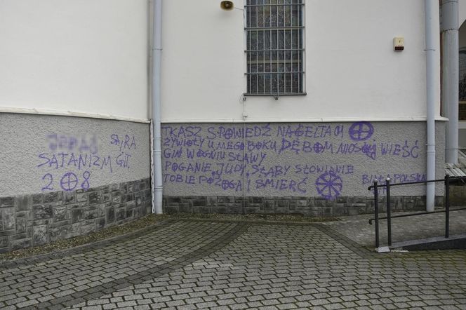 Zniszczona elewacja Sanktuarium Matki Bożej Zawierzenia w Tarnowcu