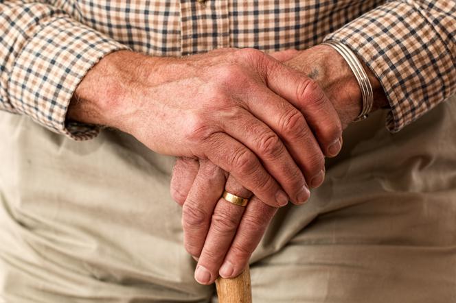 Chodziescy seniorzy mogą otrzymać opaski bezpieczeństwa