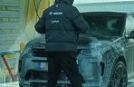 Czesław Michniewicz myje auto w stroju selekcjonera