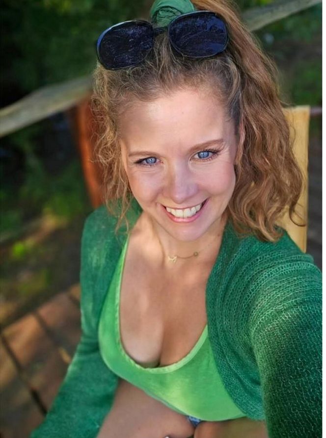 Anna Powierza dostaje zdjęcia członków