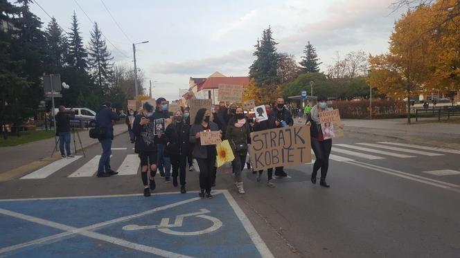 Strajk kobiet: „Chciałabym dokonać aborcji rządu”. Bełchatowianki OSTRO na ulicach miasta!