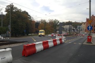 Autobusy (ledwo) przeciskają się przez torowisko przed mostem Bernardyńskim. Czy nie mogłyby zawracać na rondzie? 