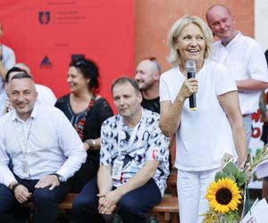 Cała na biało Maria Pakulnis szaleje z sierpem w Lubomierzu. Renata Dancewicz tym razem na spokojnie