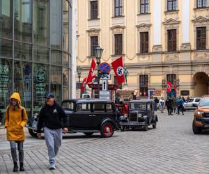 Wrocław zamienia się z powrotem w Breslau? Na ulicach miasta powstaje nowy serial. Zobacz, jak wygląda plan zdjęciowy [ZDJĘCIA]