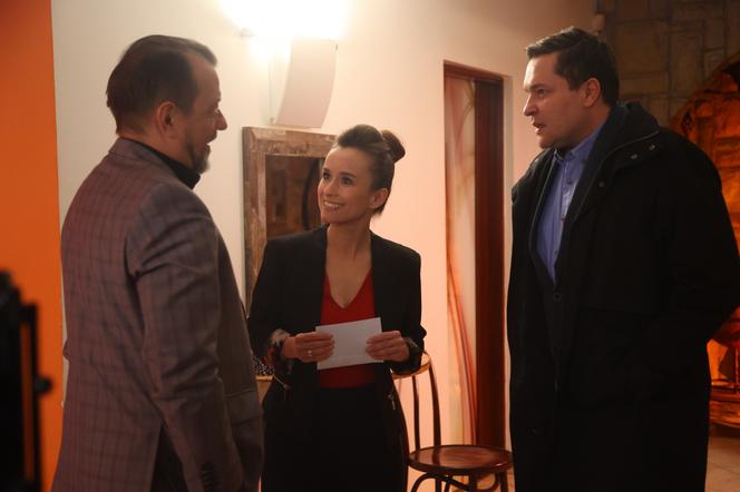 Na Wspólnej odc. 3479. Michał (Robert Kudelski), Oskar Gajewski (Jarosław Witaszczyk), kelnerka (Julia Mikołajczyk)