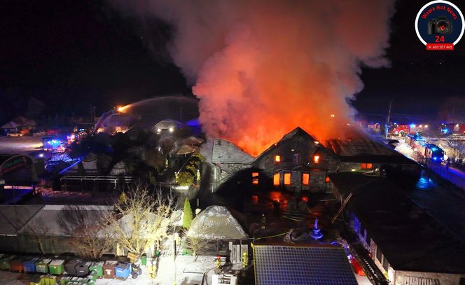 Pilna ewakuacja 200 osób z klubu muzycznego na Mazowszu. Wybuchł potężny pożar. Ranna jedna osoba