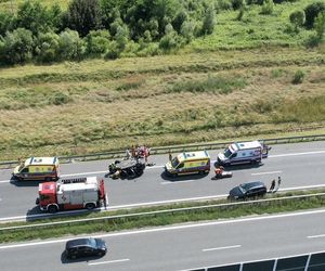 Wypadek na A4. Siedem osób poszkodowanych po zderzeniu osobówki z kamperem. Poważne utrudnienia