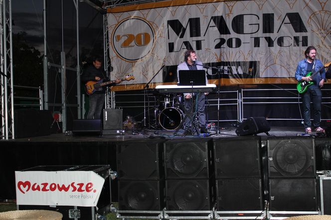 Było spotkanie z modą, muzyką i samochodami z lat 20. w Korczewie. Za nami impreza „Magia lat 20-tych” 2025