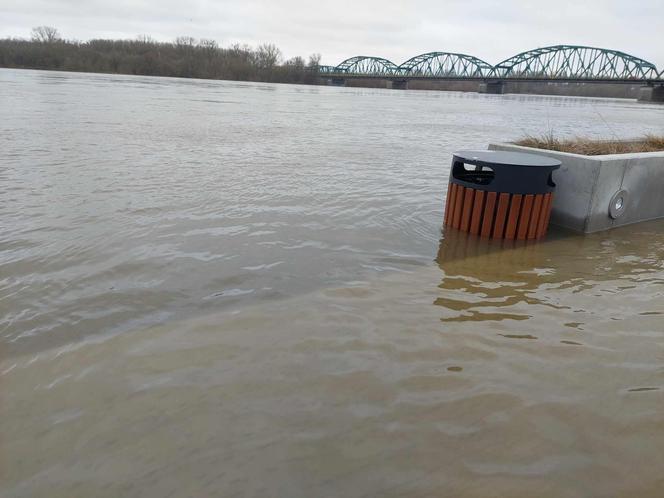 Wysoki stan Wisły w Fordonie. Pod wodą są śmietniki, ławki i donice na bulwarze