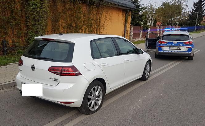 Łódź. Z włączonym silnikiem i BEZ PRAWA JAZDY. 25-latek zasnął w aucie na pasie ruchu