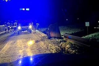 Trudne warunki na drogach w woj. lubelskim. Ciężarówka wpadła do kanału 