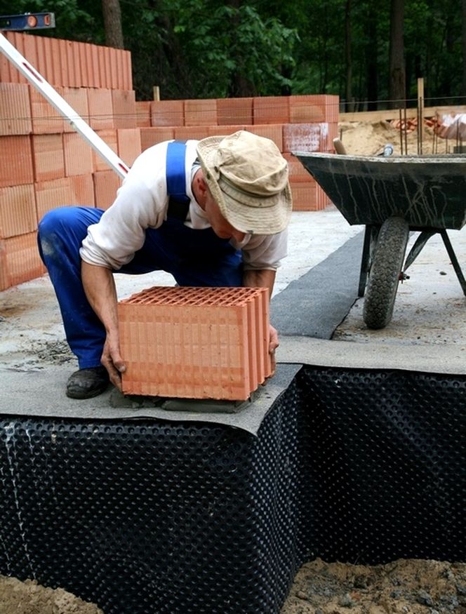 Pustaki ceramiczne - układanie pierwszej warstwy