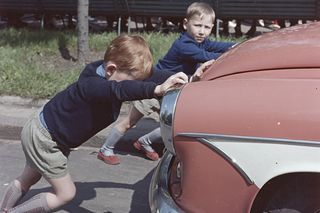 QUIZ PRL. Polska Ludowa na kołach i szynach: sprawdzian Twojej motoryzacyjnej pamięci! 