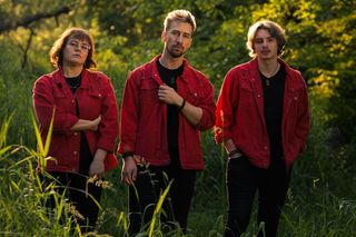 imasleep kontyynują opowieść vermiliona emocjonalnym singlem uroboros