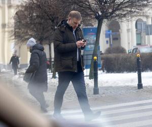 Adrian Zandberg na pasach z nosem w telefonie