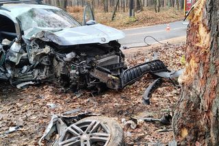 Skoda z dwiema osobami w środku uderzyła w drzewo. 4-letnie dziecko trafiło do szpitala