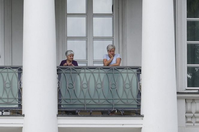 Rodzina Nawrockich przejęła Belweder: Kasia w kasku na hulajnodze, teściowe na balkonie