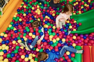 Kontrole w sali zabaw po wypadku w Lublinie. Rodzicu, sprawdź, zanim pozwolisz dziecku na beztroskę