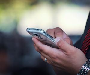Rząd nakłada nowe przepisy na operatorów komórkowych. Będą blokować SMS-y wyłudzające dane